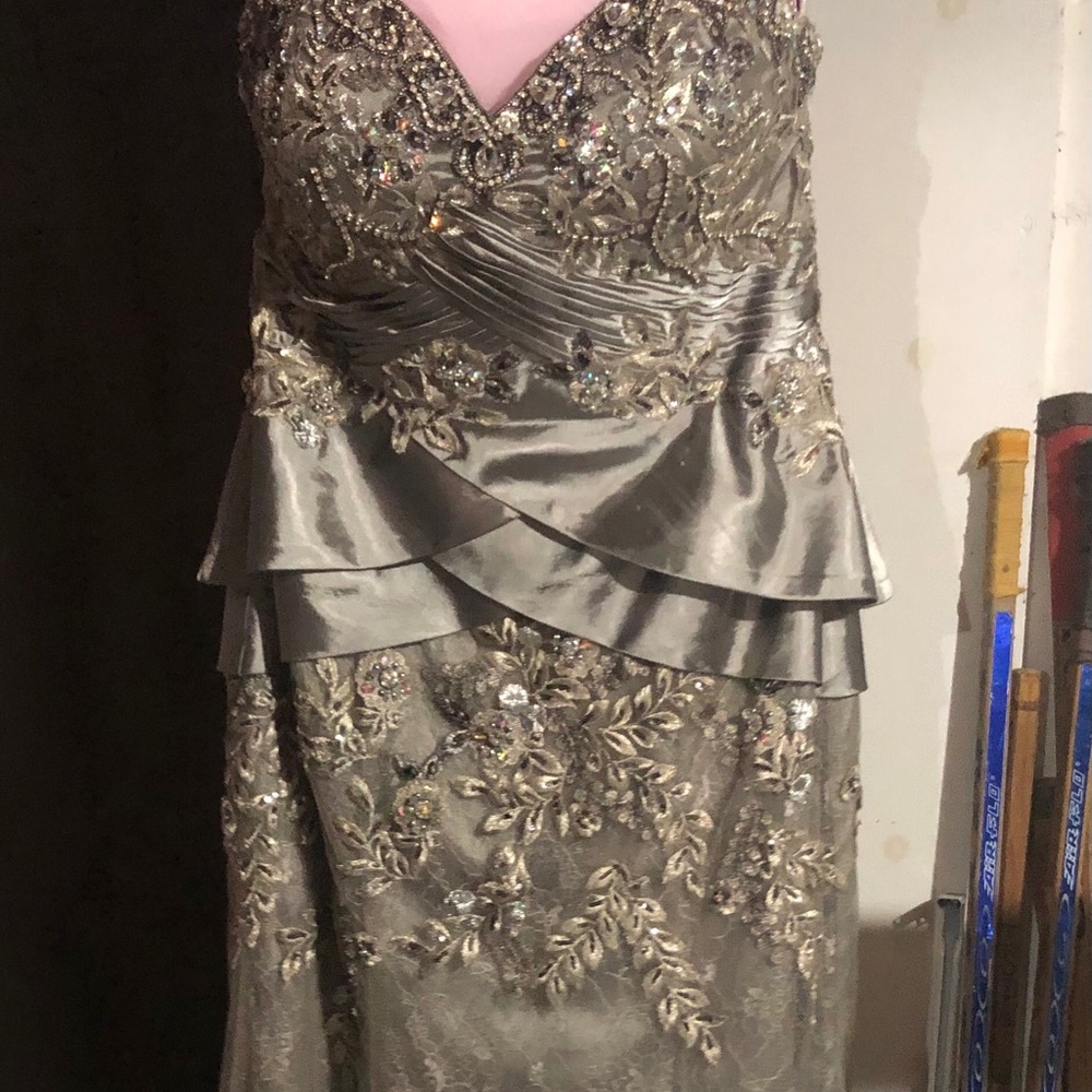 gown - Picture 3 of 3